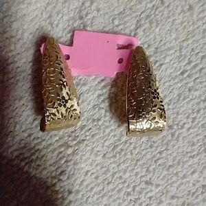 Goldtone flower floral post earrings